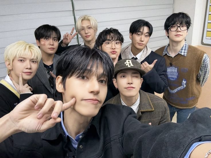 andreanicole_99's tweet photo. 8 MAKES 1 TEAM 🤍🖤 https://t.co/rbayCJ5ZHR