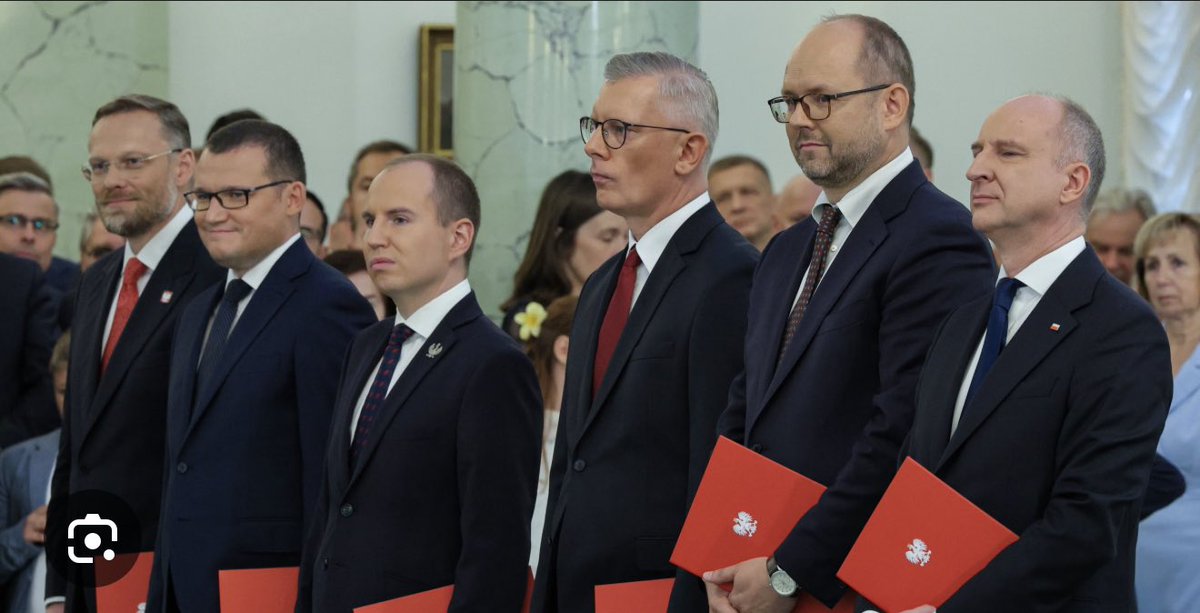 Drużyna KryptoTamborowska.
(Dla pani red. Wielowieyskiej uprzejme wyjaśnienie, że zdjęcie nie jest oryginalną rejestracją spotkania mafii tamborowskiej poświęconego wspieraniu Zondacrypto)