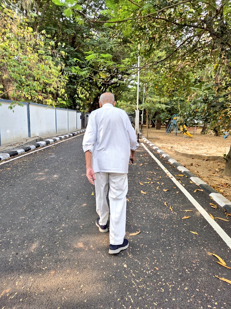 Ananth_IRAS's tweet image. My 88-year old dad arrived this morning for my mother's treatment here. Just an hour after his arrival at our home, and he was off for his morning walk. Just 10-15 minutes as he has suspected bursitis at his heel which has resulted in a slight limp. #father #morningwalk