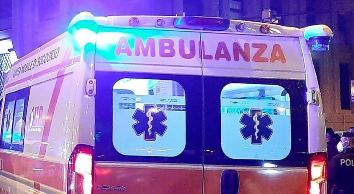 zazoomblog's tweet image. Un ragazzo di 14 anni è stato accoltellato a #Milano durante un’aggressione di gruppo avvenuta la sera del 26 aprile a Quarto Oggiaro. Colpito alla schiena e alla testa, è stato trasportato d’urgenza al Niguarda.
ift.tt/eoufDX5