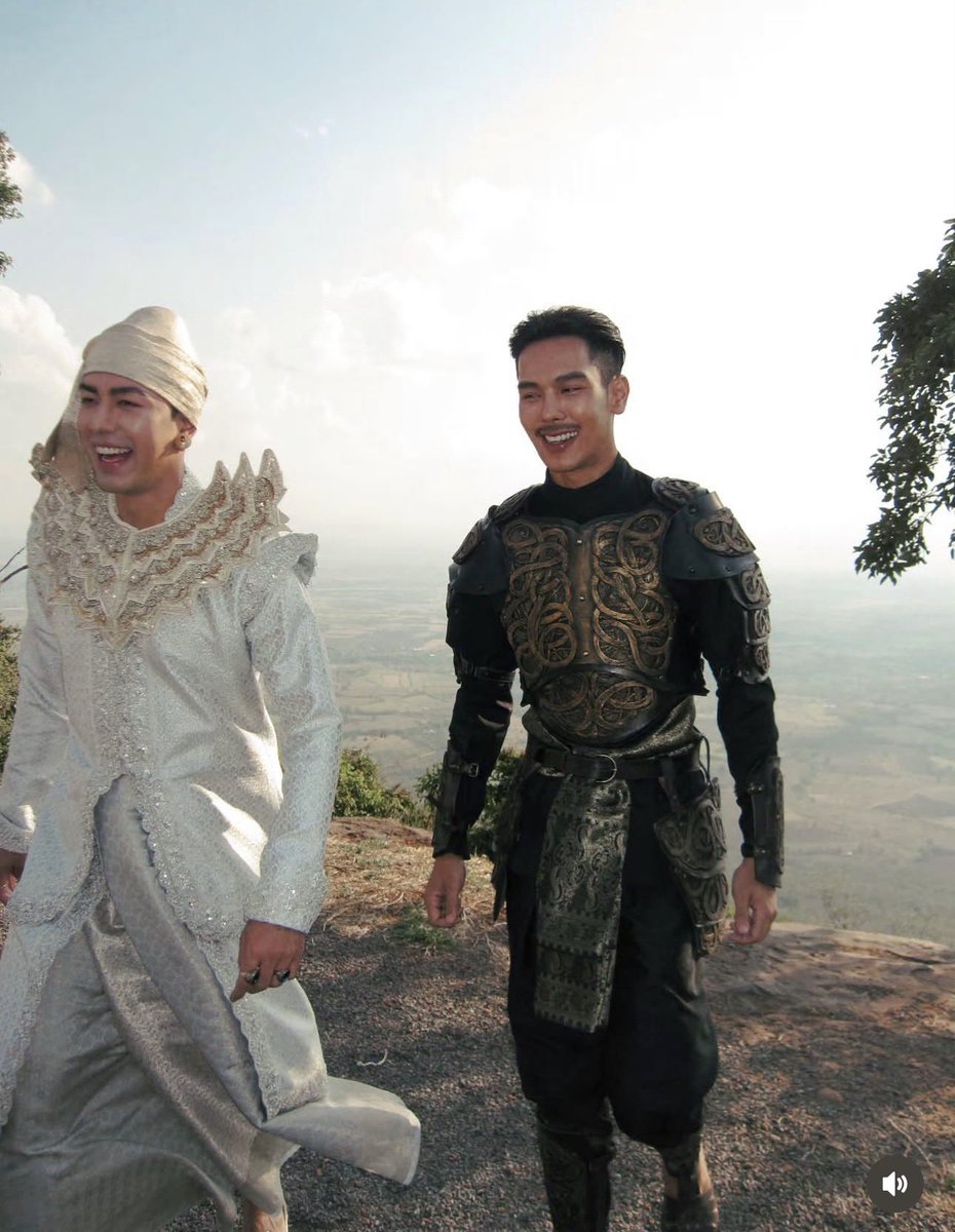 พ่อใหญ่เลิศเฒ่าคักแต่หล่ออยู่ เมียกะง้ามงาม จั่งมาสมกันแฮง