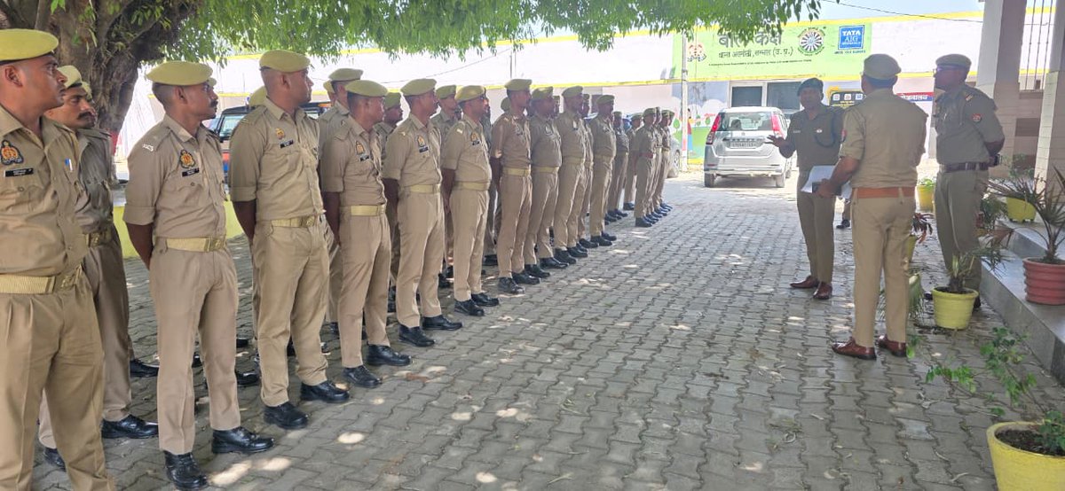 sambhalpolice's tweet image. #SPSambhal @Krishan_IPS के निर्देशन में #CO असमोली द्वारा थाना असमोली पर नवनियुक्त पुरुष एवं महिला आरक्षियों को सोशल मीडिया नीति के अनुपालन, अनुशासित आचरण के संबंध में विस्तृत ब्रीफिंग कर कर्तव्य पालन के दौरान मर्यादित एवं जिम्मेदार व्यवहार सुनिश्चित करने हेतु निर्देशित किया गया।
