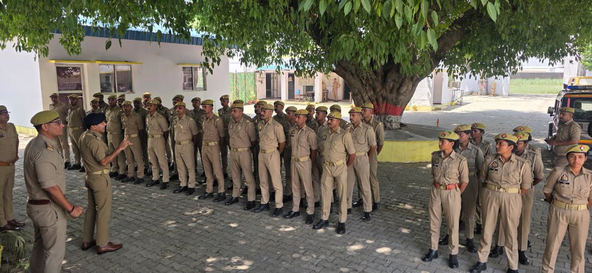 sambhalpolice's tweet image. #SPSambhal @Krishan_IPS के निर्देशन में #CO असमोली द्वारा थाना असमोली पर नवनियुक्त पुरुष एवं महिला आरक्षियों को सोशल मीडिया नीति के अनुपालन, अनुशासित आचरण के संबंध में विस्तृत ब्रीफिंग कर कर्तव्य पालन के दौरान मर्यादित एवं जिम्मेदार व्यवहार सुनिश्चित करने हेतु निर्देशित किया गया।