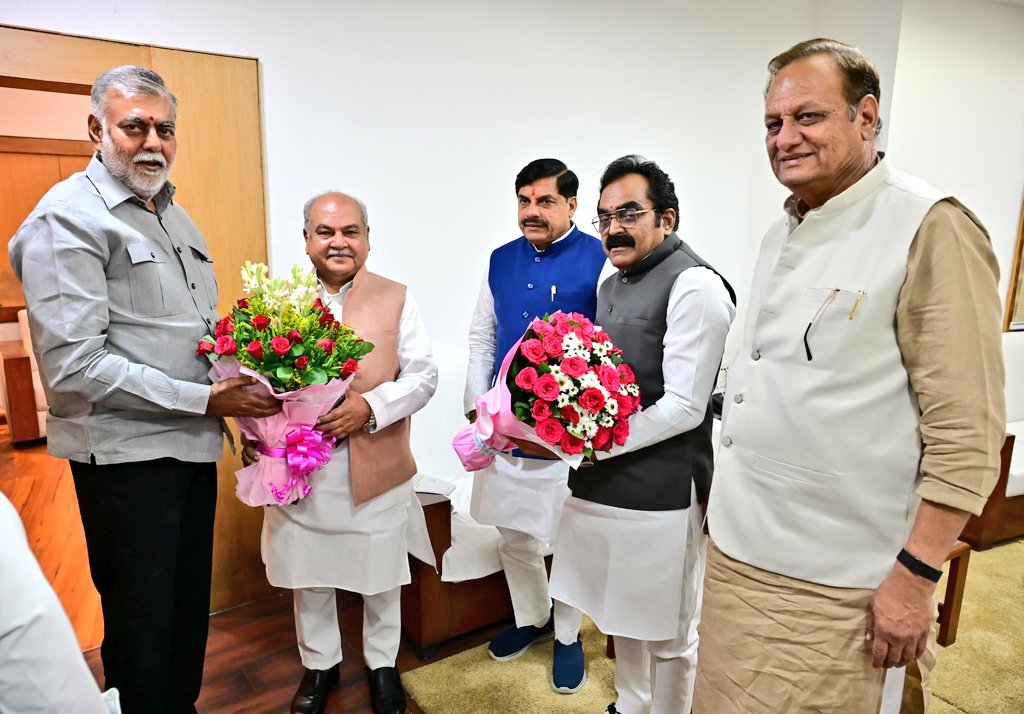 आज मध्यप्रदेश विधानसभा के एक दिवसीय सत्र प्रारंभ होने से पूर्व माननीय विधानसभा अध्यक्ष श्री <a href="/nstomar/">Narendra Singh Tomar</a> जी से माननीय मुख्यमंत्री <a href="/DrMohanYadav51/">Dr Mohan Yadav</a> जी संग शिष्टाचार भेंट कर आगामी कार्यवाही एवं जनहित के विषयों पर आत्मीय चर्चा की ।