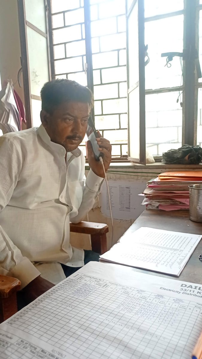 puvvnlchandauli's tweet image. #Calling 
 जनपद चंदौली,विoविoखंo सकलडीहा अंतर्गत कमलपुर में विद्युत कार्मिकों द्वारा उपभोक्ताओं को दूरभाष के माध्यम से संपर्क कर समय से विद्युत बिल भुगतान हेतु जागरूक किया गया। इस पहल का उद्देश्य बकाया देयता के कारण संभावित विद्युत विच्छेदन से उपभोक्ताओं को सुरक्षित रखना है।