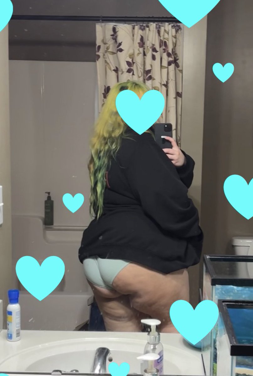 Ur Girl tweet media