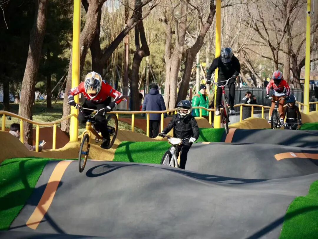 touch_beijing's tweet image. A new 2,000 sqm #pumptrackpark has opened in #Beijing’s Haidian District near Wudaokou!
Designed for #BMX bikes, #skateboards, #rollerblades, and #scooters, the park aims to become a new hotspot for urban sports enthusiasts.