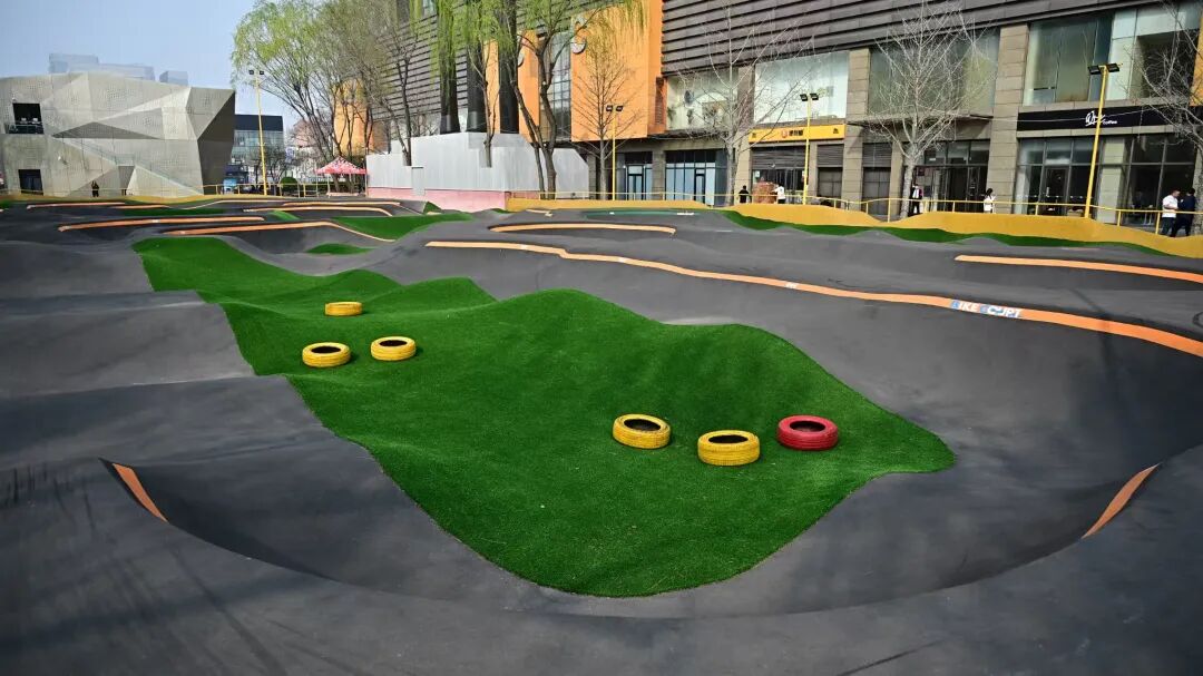 touch_beijing's tweet image. A new 2,000 sqm #pumptrackpark has opened in #Beijing’s Haidian District near Wudaokou!
Designed for #BMX bikes, #skateboards, #rollerblades, and #scooters, the park aims to become a new hotspot for urban sports enthusiasts.