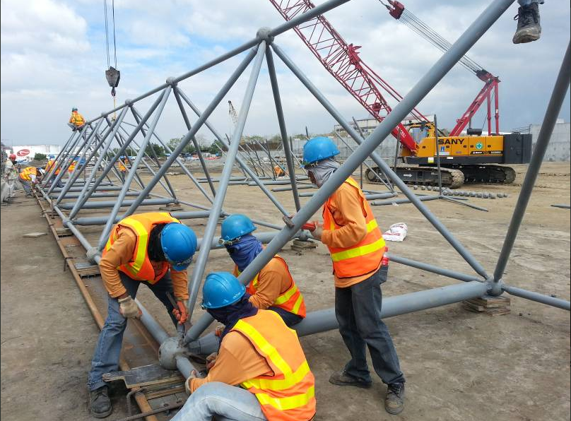 HildaHuSAFS's tweet photo. On-site assembly of the steel space truss system.
Guided by our technical team, workers efficiently fit the bolted spherical joints, ensuring fast installation and structural precision.
#steelstructureinstallation #onsiteconstruction #spacetrussengineering https://t.co/CSmO2xpOHX