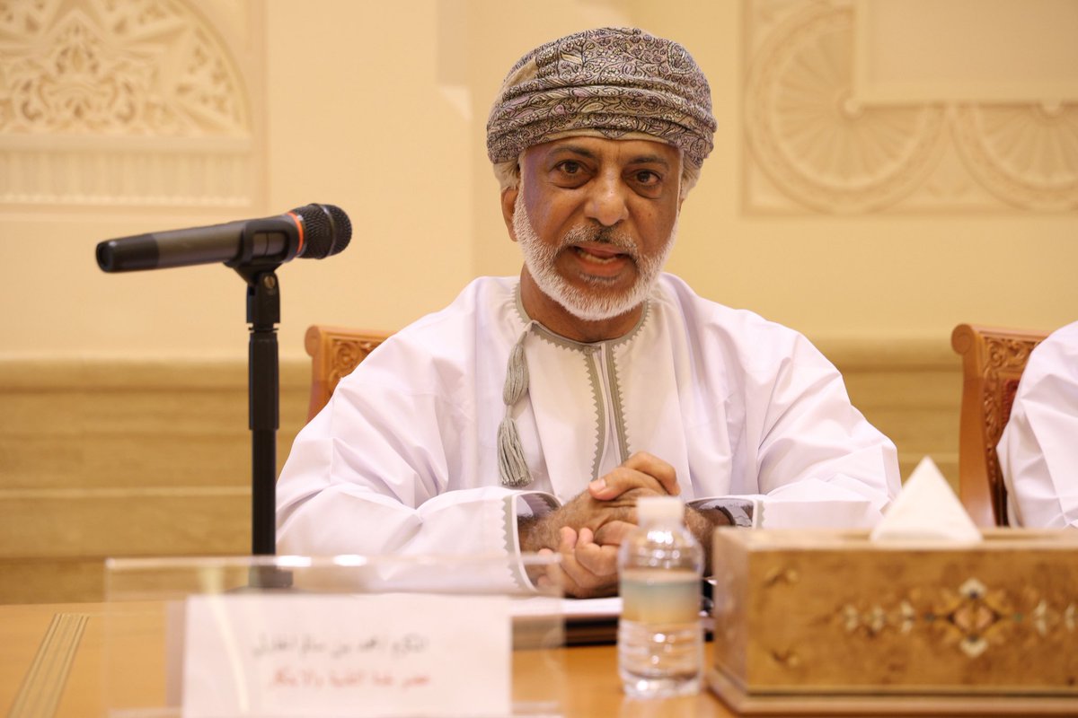 OmanStateCounci's tweet photo. في سياق اعمال اللقاء الإعلامي لمجلس الدولة..
المكرم محمد بن سالم الحارثي، عضو لجنة التقنية والابتكار. 
يستعرض اختصاصات اللجنة ودورها التشريعي، ويذكر أهم منجزات اللجنة خلال الفترة الثامنة.
#اللقاء_الإعلامي 
#رؤية_تواصل_إقرار 
#مجلس_الدولة https://t.co/6Dr1nHWykR