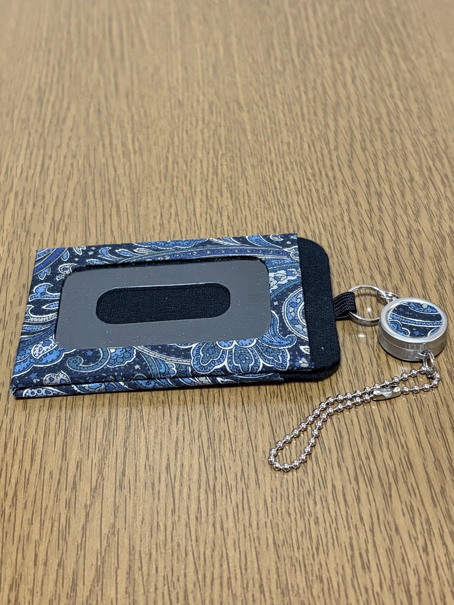 スマホを変えたので、カバーに代わるカード入れを作ろうと、さくらほりきりさんのキットを作りました。

布が新柄💓リール付きなのでとっても便利！タッチする時がうきうきします🎶
来週は出かける予定が結構沢山あるので、今から楽しみです😌

#さくらほりきり
#さくらリール付きパスケース