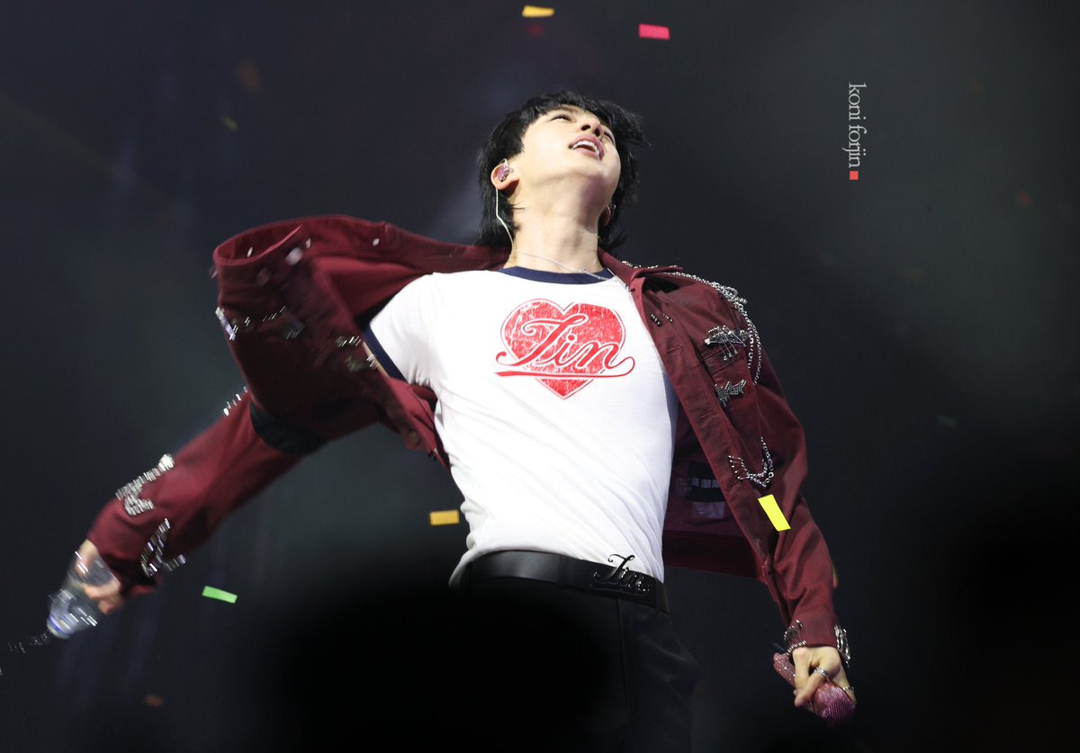 เอาตรงๆ ไอ่เรามันก็ไม่ใช่คนขี้ชงขี้ชิปอะไีหรอก แต่...
หัวเข็มขัดรูปหัวใจ💛            เสื้อลายหัวใจ❤️