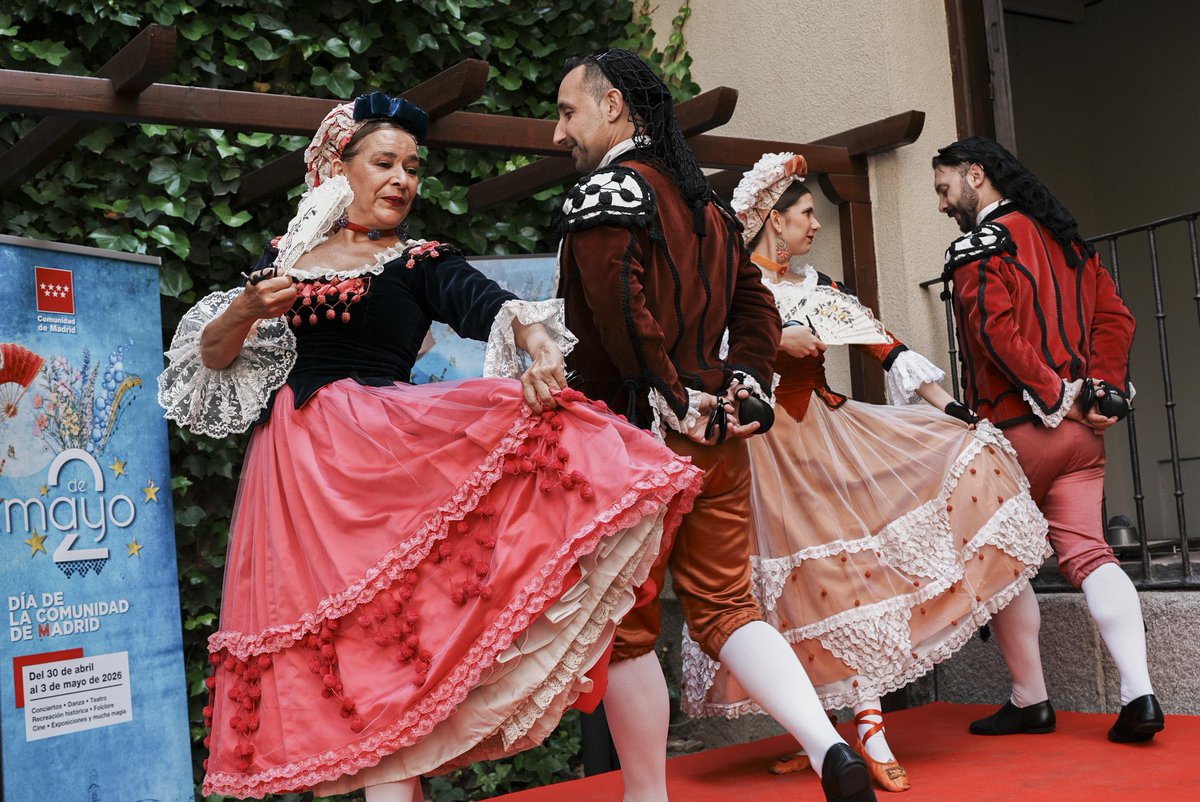 CulturaCMadrid's tweet photo. 🎉 La @ComunidadMadrid celebrará sus fiestas del #2deMayo con conciertos gratuitos, recreaciones históricas y un espectáculo de drones único en España.

📆 Del 30 de abril al 3 de mayo.

+Info y programación: https://t.co/dk7Fb0mdwS

#MadridEsCultura https://t.co/LI6QWFGNi2