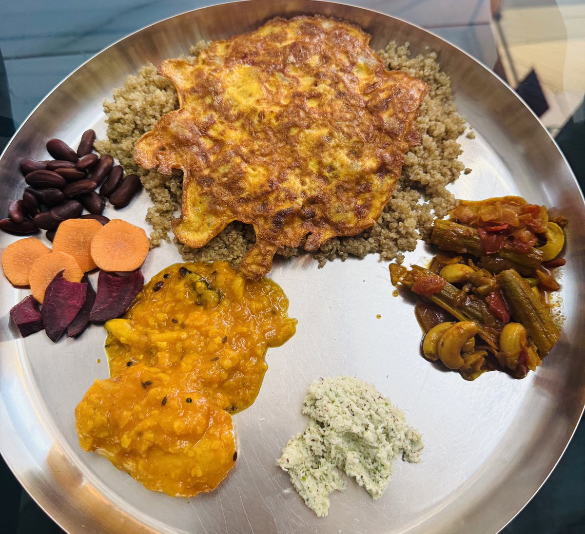 sunny5boy's tweet image. #Lunch : Monday Meals 😋 

** క్వినోవా 
** పప్పు మామిడికాయ 
** కొబ్బరికాయ మామిడికాయ పచ్చడి 
** జీడిపప్పు ములక్కాడ టమాటో 
** ఆమ్లెట్ 
** రాజ్మ, క్యారట్, బిట్రూట్ 
** పెరుగు 

#Food #RJY