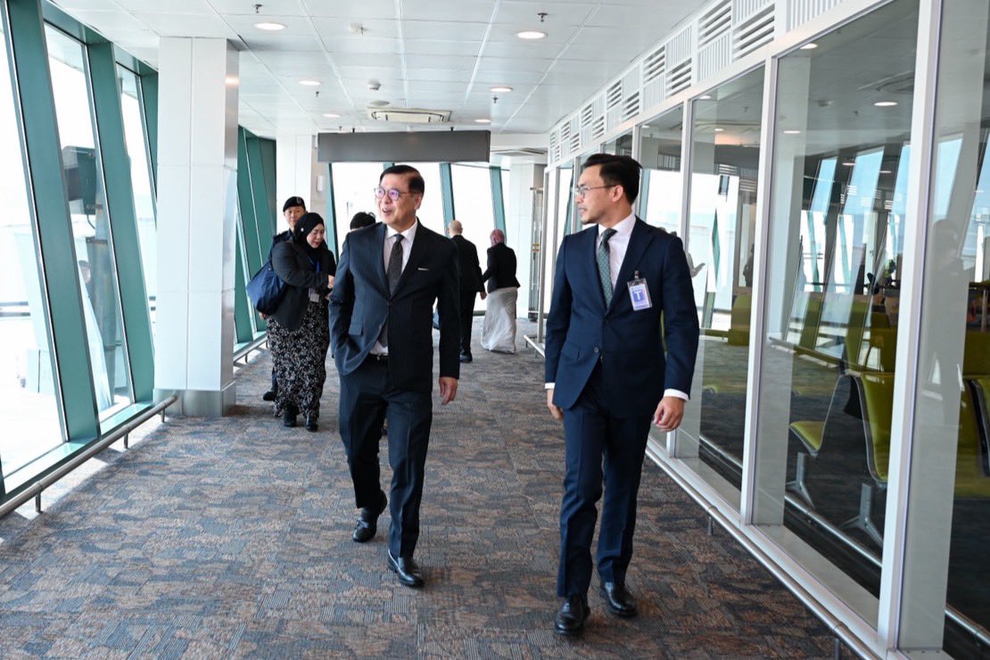 MFAThai's tweet photo. รนรม./รมว.กต. @SihasakPh เดินทางถึง #บรูไน เพื่อเข้าร่วมการประชุมรัฐมนตรีต่างประเทศอาเซียน - สหภาพยุโรป ครั้งที่ 25 #AEMM และพบหารือทวิภาคีกับประเทศหุ้นส่วนจากทั้ง #อาเซียน และ #สหภาพยุโรป เพื่อผลักดันความร่วมมืออย่างรอบด้านในฐานะหุ้นส่วนเชิงยุทธศาสตร์ (27 เม.ย. 2569) https://t.co/Mdr8TJZzVO