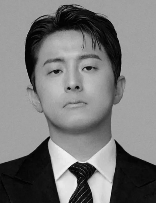 lsi8908's tweet photo. 기안84, 태어난김에 사는 남자..
기부 단체 안 거치고 직접 1억 기부한 그 남자..

요즘 선행84 행보가 꽤 많이 퍼지고 있다.
기안84가 폐지 줍는 어르신 100명에게 1인당 100만 원,
총 1억 원을 직접 전달했다는 내용이다.

서대문구청과 사랑의열매 도움으로 복지 사각지대 어르신을 선별하고,
한 분 한 분 직접 찾아가 얼굴을 마주 보고 이야기를 나누며 전달했다.

“할머니 손에 자라서 그런지 어르신들 보면 짠하다”
두 달 폐지 모아 7~8만 원 버는 분께 100만 원을 드리자
“내 인생에 100만 원이라니…” 눈물 글썽이는 장면,
“갈비 먹고 싶었다”는 말에
“맛있는 거 사드세요” 하며 웃는 모습까지.

그리고 더 놀라운 건, 이게 처음이 아니라는 것.

2013년: 아직 성공 전, 독거노인 찾아가 100만 원씩 직접 전달
2022년: 개인전 수익 8,700만 원 전액 기부 (보육원 미술 교육)
2024년: 보육원 약 7,000만 원 기부 (영상도 안 올림)
2025년: 보육원 아이들 60명에게 6,000만 원 직접 입금
2026년: 폐지 줍는 어르신 100명에게 1억 원 전달 (이번)

특히 눈에 띄는 건
기부 단체를 거치지 않고 직접 전달하는 방식이다.

기안84는 기부 단체 투명성에 대한 의문을 솔직히 밝히면서,
부모님이 해오던 방식처럼
직접 전달하는 기부를 이어가고 있다.

대상자 선정은 공공기관 도움을 받되,
전달은 직접 하겠다는 거다.

“기부하면 스스로 자부심이 생긴다.
그 뿌듯함을 다른 사람도 느꼈으면 좋겠다”

반지하에서 시작해 지금은 건물주가 된 사람이
성공할수록 더 조용하고, 더 직접적으로 선행을 이어간다.

영상도 나대는 것 같아서 망설이다가
이제는 다른 사람도 했으면 좋겠다며 공개했다.

웹툰 작가, 방송인 
그리고 선행까지

폐지로 100만원을 벌려면 20,000kg 을 모아야한다. 
기안84는 폐지줍는 어르신들 어깨위에  2,000,000kg 무게를 덜어준거다.

우리도 박수만 칠 게 아니라
각자 할 수 있는 작은 선행 하나씩 해보는 게
진짜 응원 아닐까.