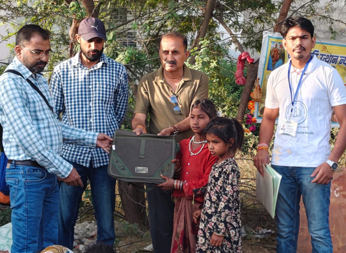 shiksha_kala's tweet photo. राजावास कालबेलिया बस्ती, सांगानेर व मानसरोवर क्षेत्र में Shiksha &amp; Kala Foundation द्वारा नए सत्र पर 150+ बच्चों को स्कूल बैग व सामग्री वितरित।
RSS (घुमंतु) के सहयोग से शिक्षा, कौशल, संस्कार व नशा मुक्ति हेतु जागरूकता का संकल्प। जरूरतमंद बच्चों का ��िःशुल्क स्कूल प्रवेश भी। https://t.co/961v0fI7xV