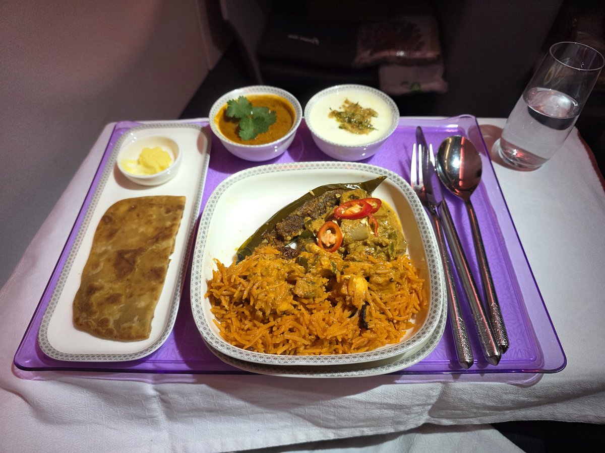 Vinamralongani's tweet image. .@airindia is known for great Indian food, but the Paneer Makhani Biryani last night on my flight from Singapore to Delhi was next level. The best I have had so far with them.
Super service by the crew too. Skipped dessert and finished with Chai with the Maharaja.
#AvGeek