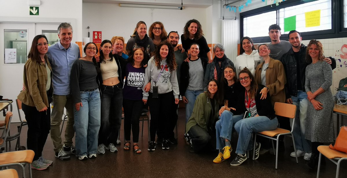 utilapd's tweet photo. Equip educatiu de migdia d'@ecomenja a l'escola Fructuós Gelabert. Posem en pràctica el projecte educatiu, tot arribant a acords d'equip. Pedagogia a l'espai educatiu de migdia, en benefici de l'alumnat. @ecomenja + @utilapd https://t.co/WLkfZ51XGI
