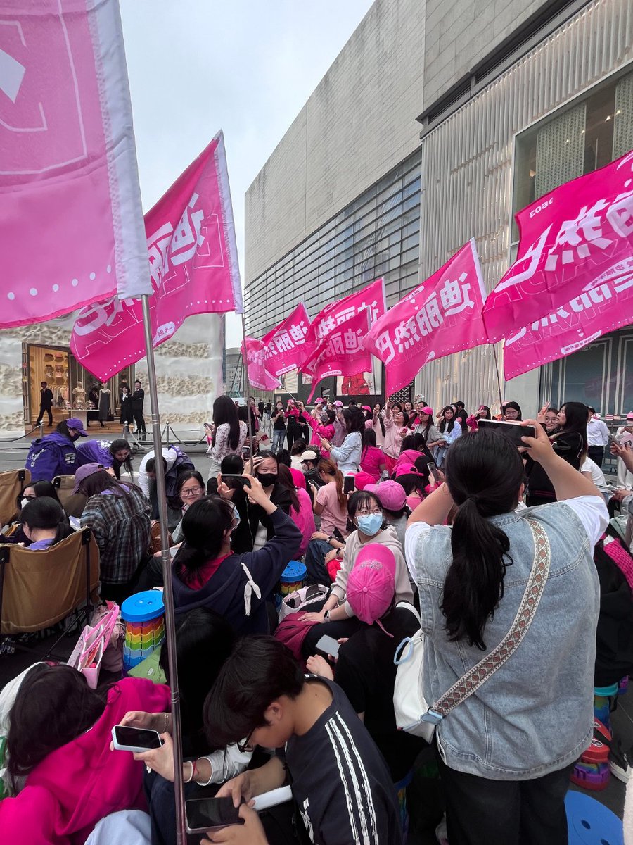 ANJL888's tweet image. C-Alices are already camping out in Nanjing for the Dior event tomorrow. #Dilraba #Alice