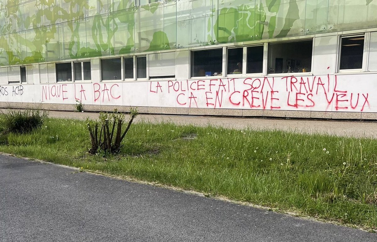asfrigout's tweet photo. L’extrême-gauche saccage nos universités avec des tags qui appellent clairement au meurtre de policiers, comme ici à l’Université de Reims. Voilà le vrai visage des « antifas » : la haine, la violence, l’intimidation.Ce sont des fascistes qui doivent être combattus avec fermeté ! https://t.co/UtEplrlYBV