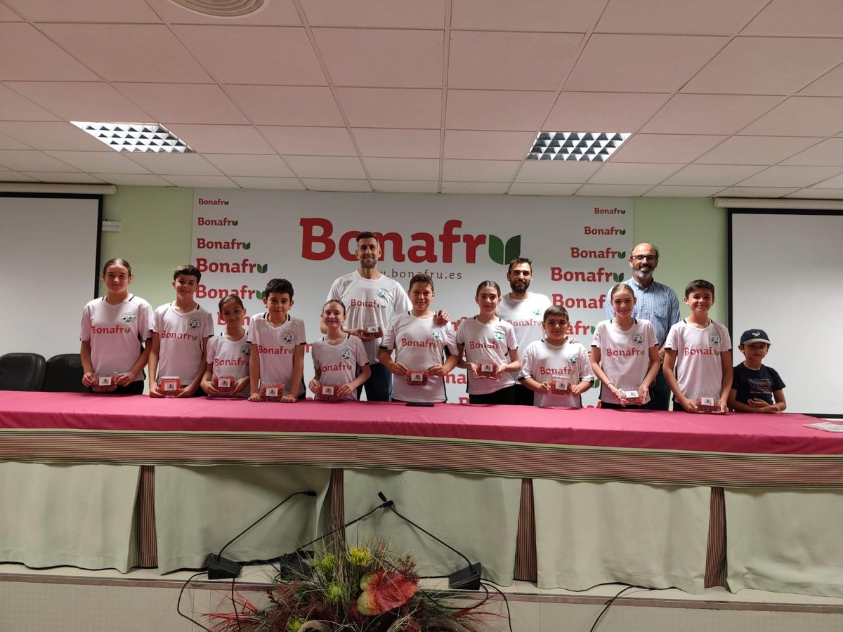 bonafru's tweet photo. 🍓🏃‍♂️ ¡Hoy comienzan las Miniolimpiadas y en Bonafru no podemos estar más orgullosos!

Patrocinamos al equipo del CEIP Lora Tamayo de Bonares, que participa en esta gran cita deportiva organizada por la @FAOlimpica . ¡Mucha suerte! https://t.co/4T6F4a3DT6