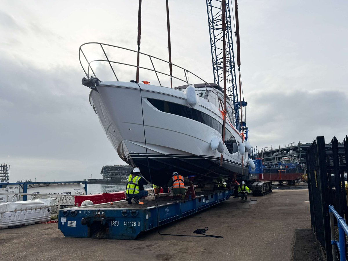 WillShipping's tweet photo. Another day, another lift! This time, a luxury yacht lifted straight from the quayside and onto a Mafi trailer - ready for onward road transport.

A smooth operation by our marine team using one of our crawler cranes 💪 

#MarineLogistics  #HeavyLift #MarineServices #Southampton https://t.co/qIhsaPtNoA