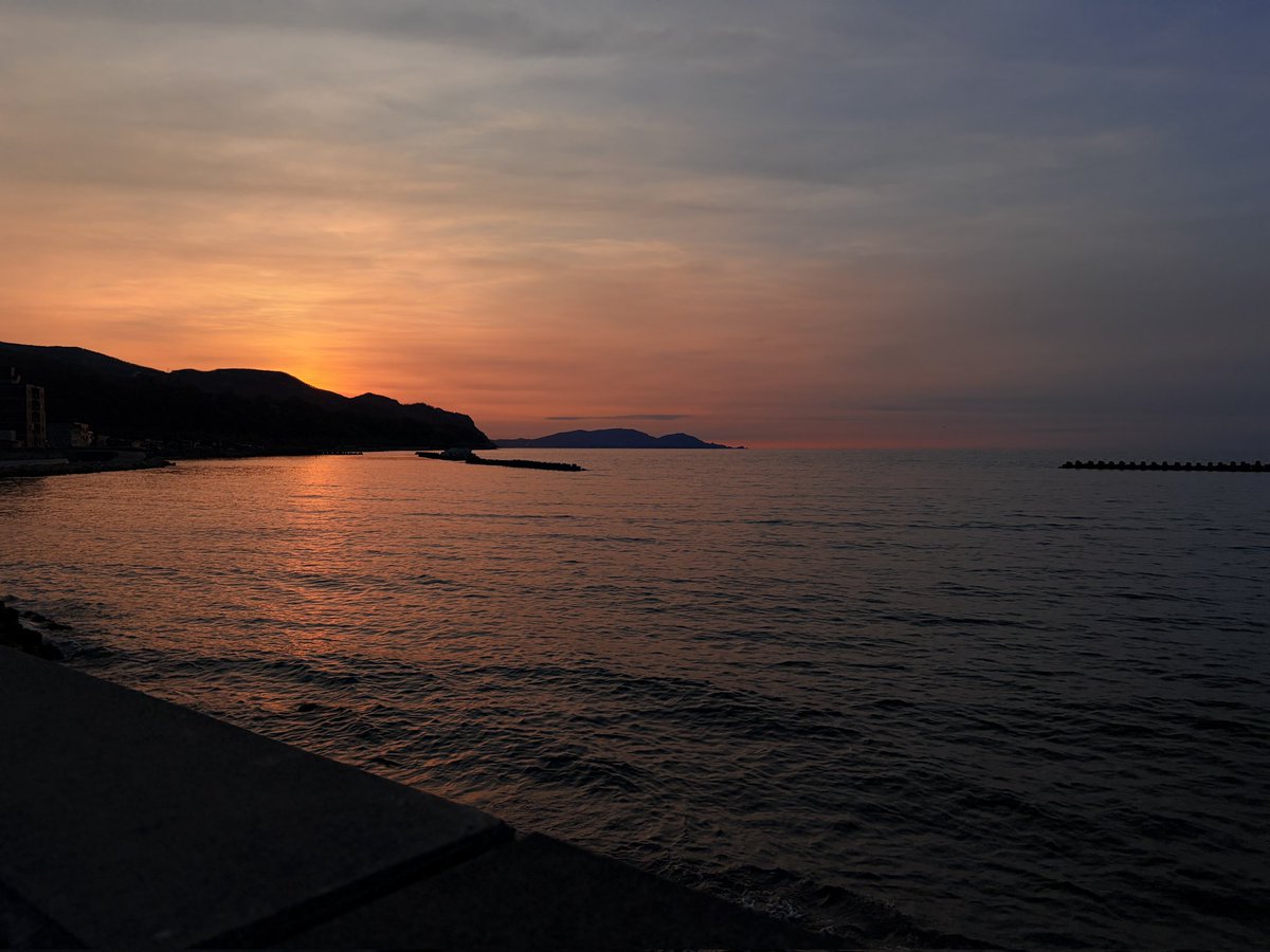 raku_pic's tweet photo. 4月25日(土)に小樽で新入生歓迎会を行いました。
堺町通り、小樽運河、銭函で撮影を行い、快晴に恵まれた中で小樽の美しい街並みや自然を感じることができました！
学年を問わず交流を深めることができ、とても楽しい新歓になりました！

#酪農学園大学写真部
#写真部
#小樽
#新歓 https://t.co/mq33ceMRNZ