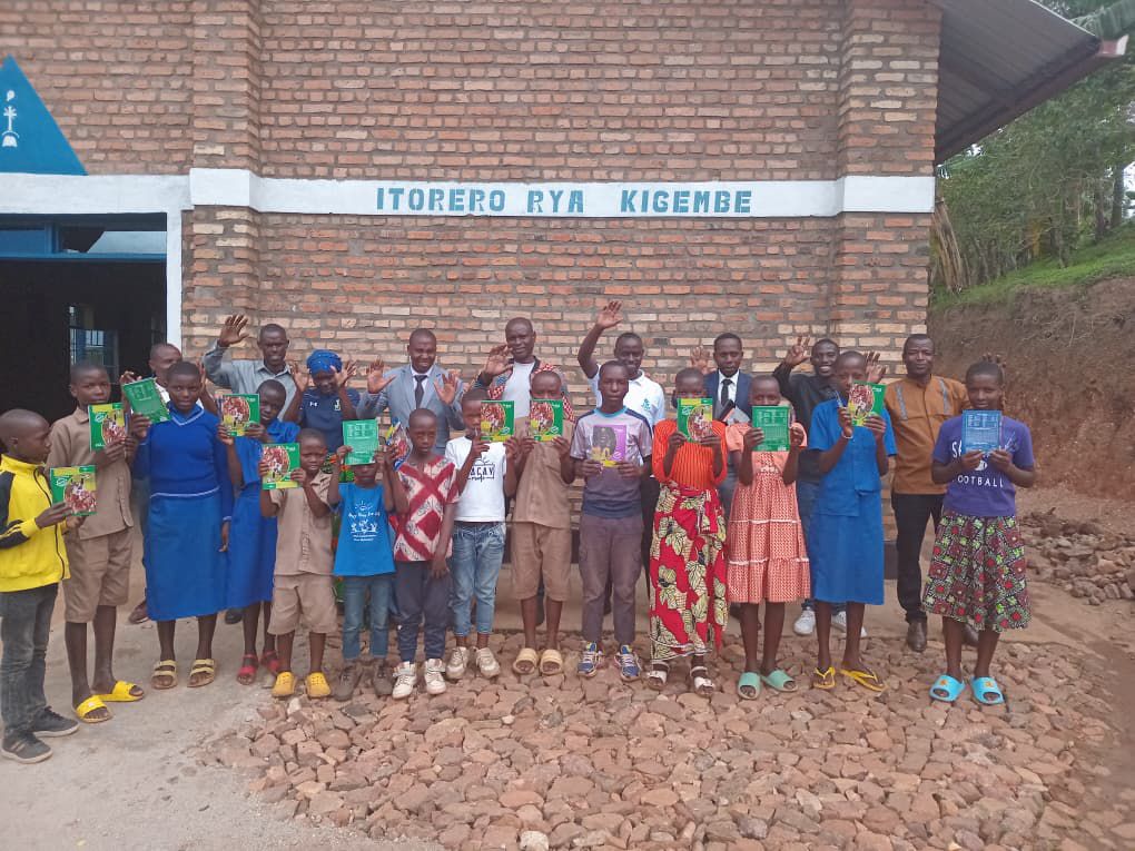 fmiubumuntu's tweet photo. This Sunday at ADEPR Kigembe Parish, FMI “Ubumuntu” led an awareness campaign promoting children’s return to school and love for learning by rewarding top-performing students and those reintegrated into education, regardless of religion. Organized in collaboration with 1/2 https://t.co/x3qkyXGx61