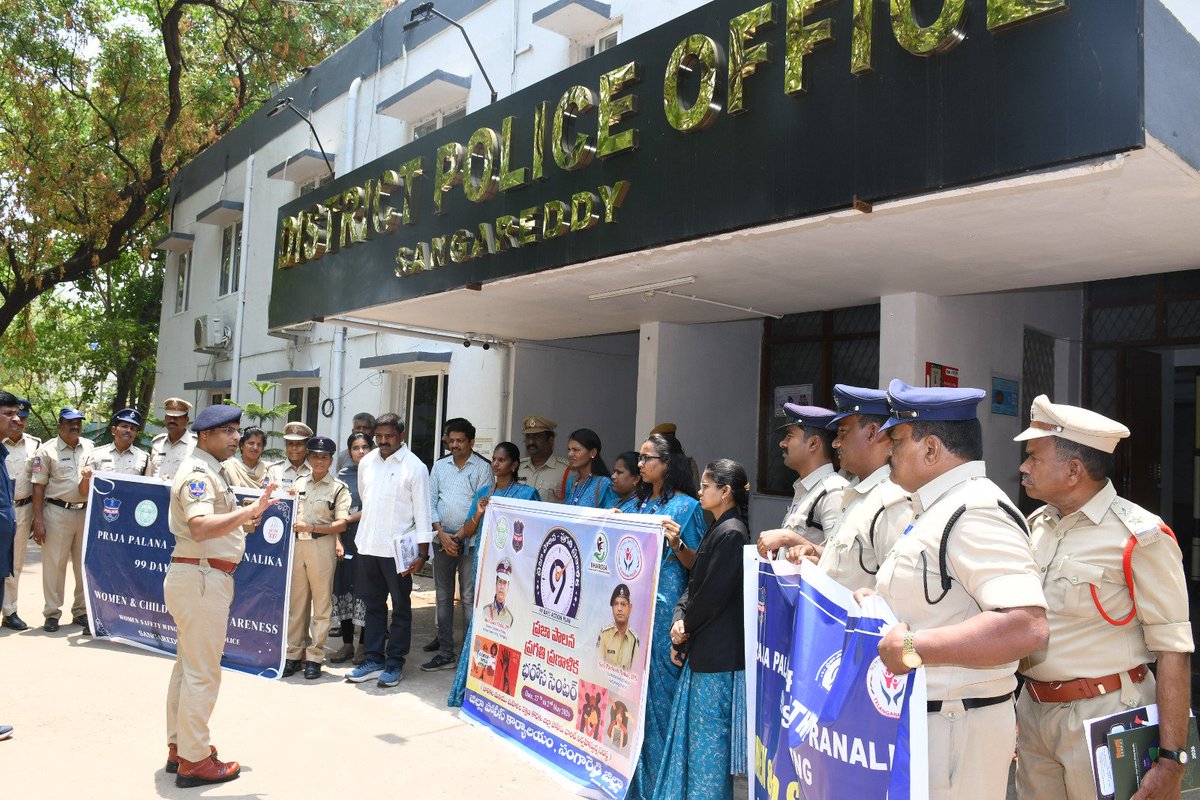 spsangareddy's tweet image. ప్రజా పాలన – ప్రగతి ప్రణాళికలో భాగంగా భరోసా, ఎ.హెచ్.టి.యు, షీ-టీమ్స్ ఆధ్వర్యంలో చైల్డ్ సేఫ్టీ, బాలల రక్షణ, మాదక ద్రవ్యాల దుర్వినియోగంపై 6 రోజుల ప్రత్యేక అవగాహన కార్యక్రమాలు
జిల్లా ఎస్పీ పరితోష్ పంకజ్

బాలల సంక్షేమం &amp;amp; యువత అభివృద్ధి కోసం 
ప్రజల్లో విస్తృత అవగాహన
#ChildSafety