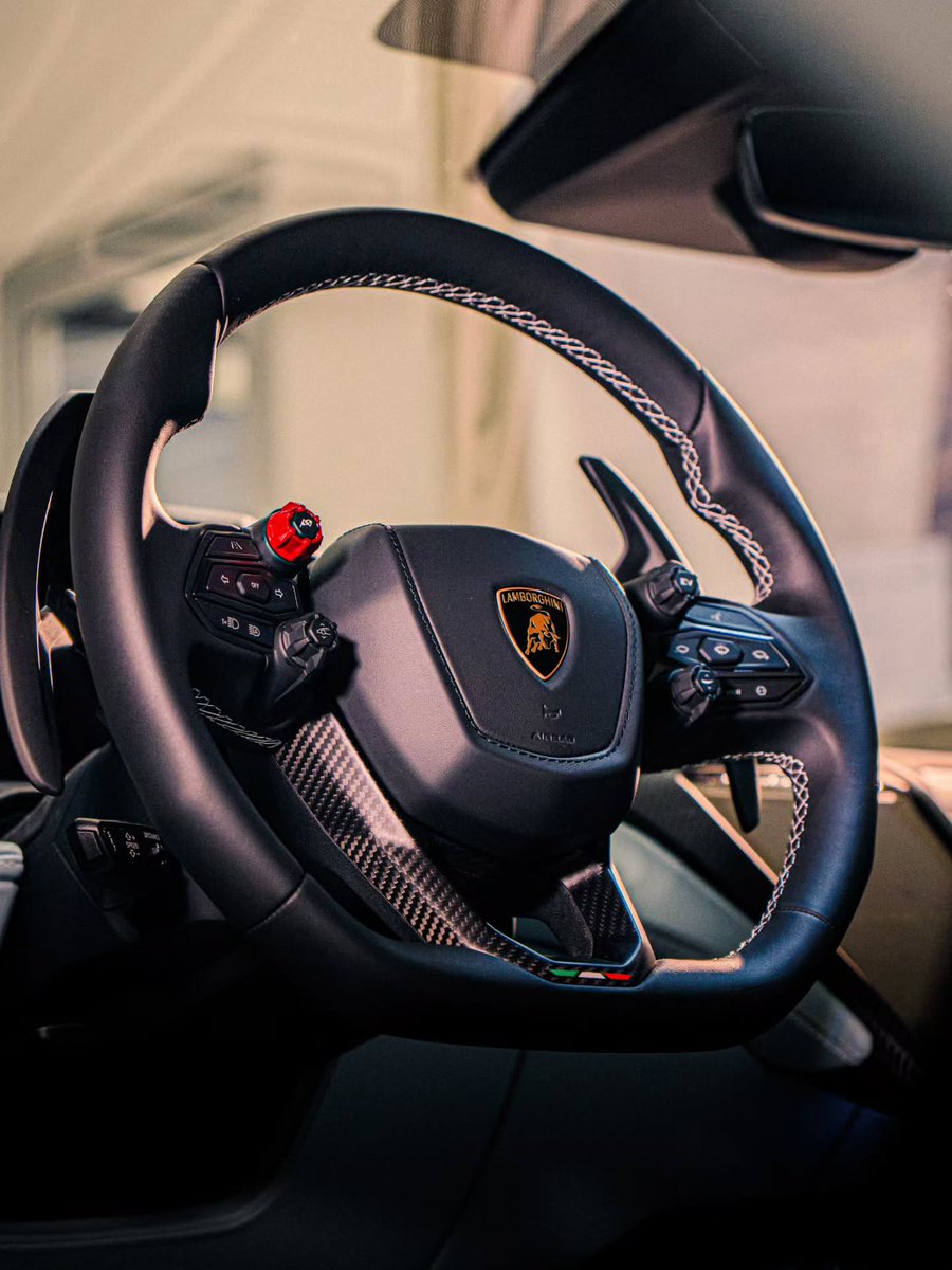 competitionreal's tweet photo. Ducati ⚔️ Lamborghini https://t.co/js62AeHAKn