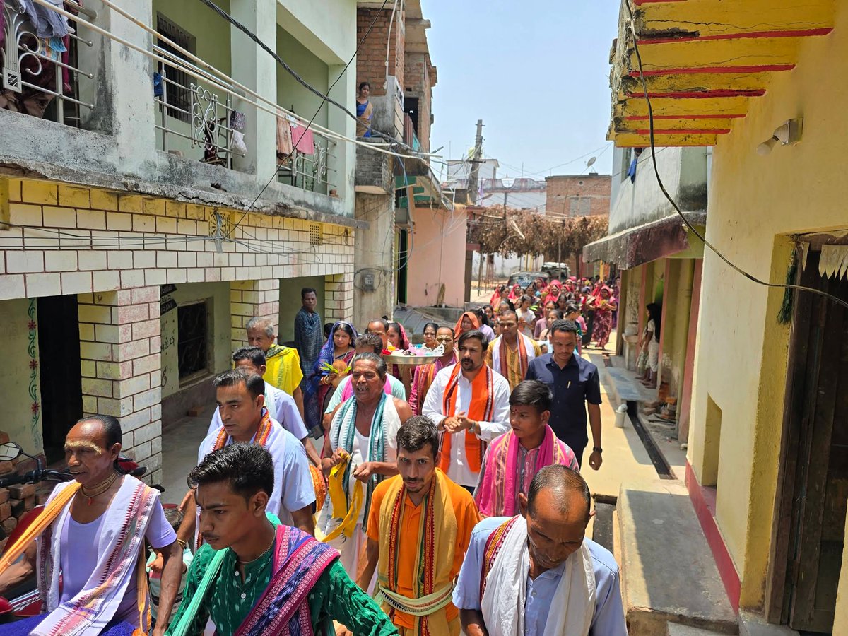 irasisacharya's tweet photo. ମୋର ବିଧାନସଭା ଅନ୍ତର୍ଗତ ଭଟଲି ବ୍ଲକର ଭଟଲି ଠାରେ ହେବାକୁ ଥିବା ଅଖଣ୍ଡ ନାମଯଜ୍ଞର କଳସ ଶୋଭାଯାତ୍ରାରେ..................
#kalasjatra
#Bhatli
#BhatliBlock
#BhatliConstituency https://t.co/lY12ZA4ZwD