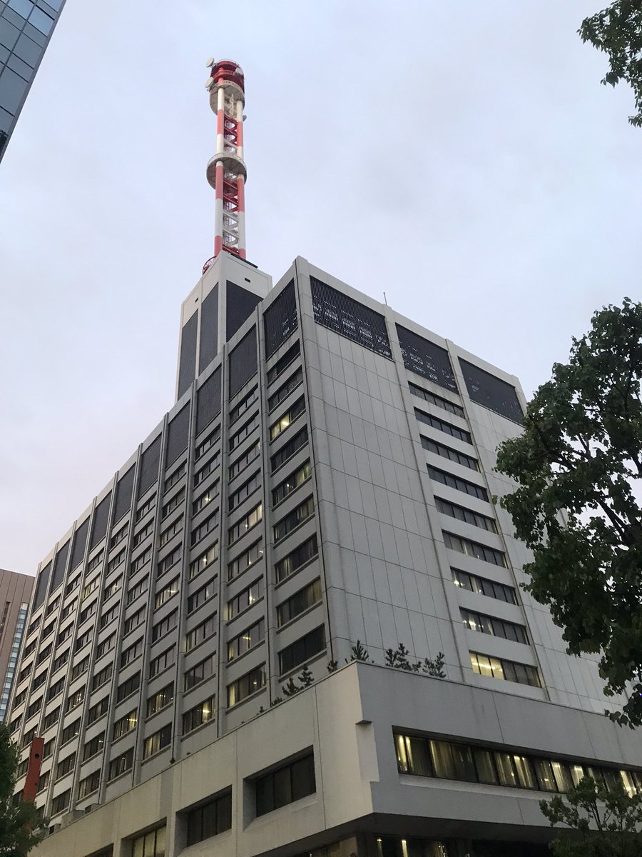 kazsoul's tweet photo. 今こうしている間にも、新潟の柏崎刈羽原発で作られた電力が首都圏に送られている。どうしても抗議したくて、今夜、東電本店前でソロ・スタンディングしてきた。「原発事故を起こしておいて、なおも原発を続けることをどう思っているのか」と、プラカードを掲げて、仕事帰りの社員に無言で訴えた。 https://t.co/Ggaqp3YOdd