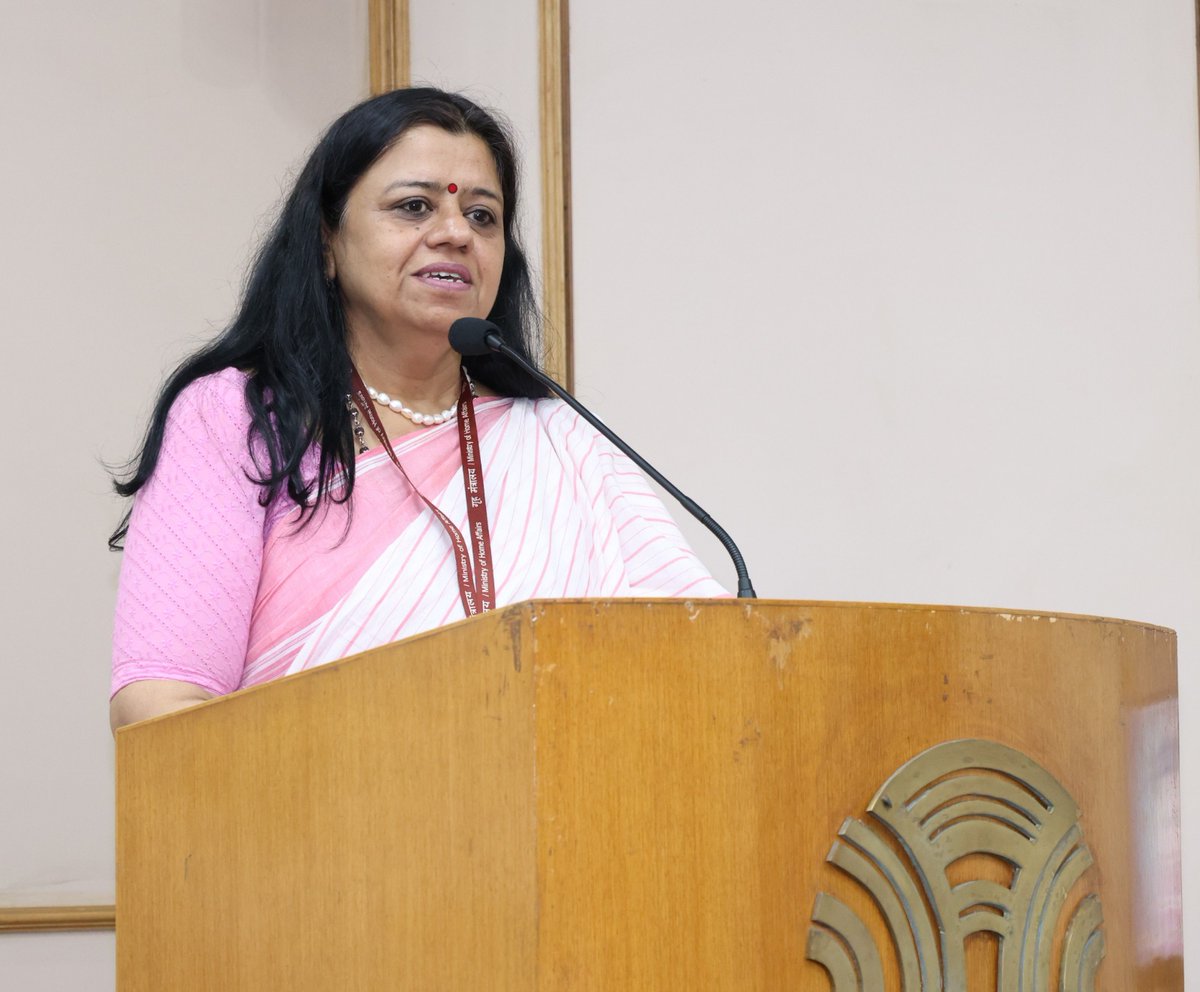 IIMC_India's tweet photo. VC, Dr. @pragyapgaur along with ADG, Mr. L. Madhu Nag inaugurated the three month Foundation Course of IIS Junior Grade Group 'B' probationers conducted by the Indian Institute of Mass Communication.

@MIB_India @PIB_India @DDNewslive @airnewsalerts @iis_now @IISAssociation_ https://t.co/rQebmjdoQl
