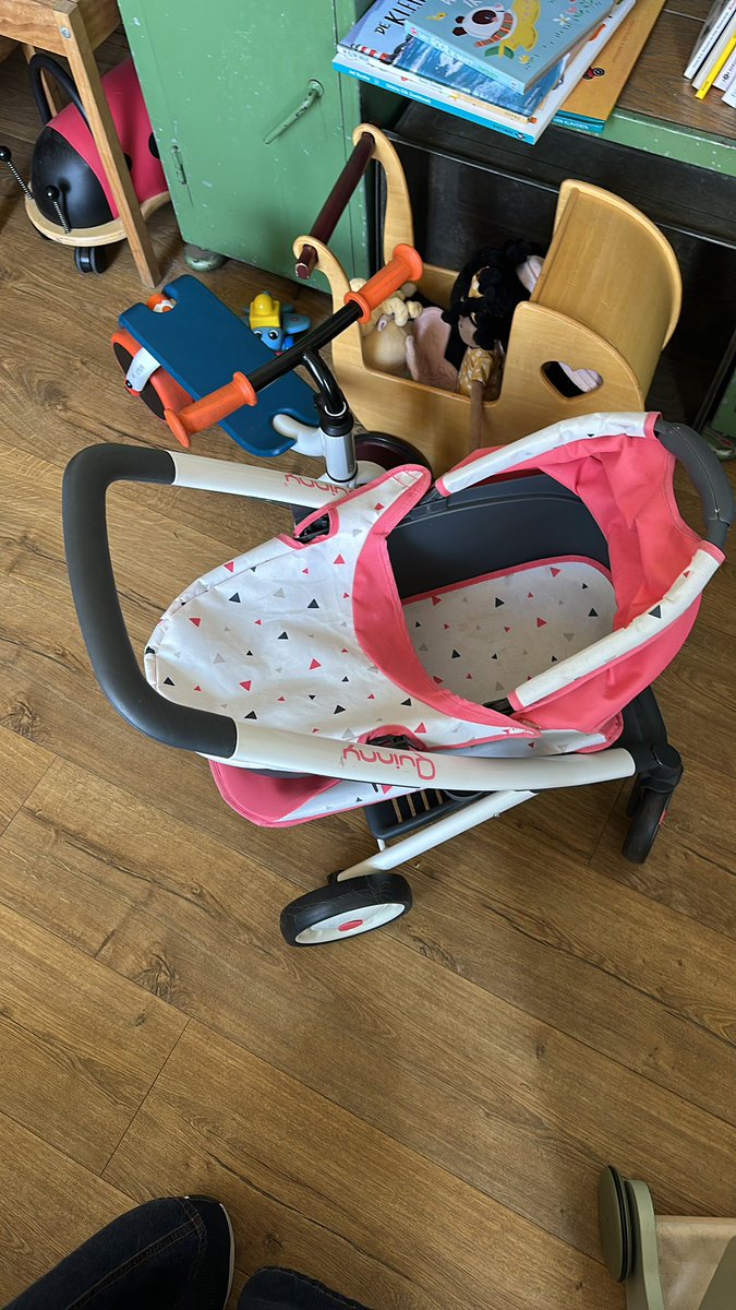 Wij gingen naar de rommelmarkt in het park, met 1 missie poppenwagen voor kleindochter en heel misschien nog een loopfiets. Laten we nou voor 10 euro totaal geslaagd zijn, een buggy/ kinderpoppenwagen. Natuurlijk in de zon nog thee en koffie met een oranje tompouce