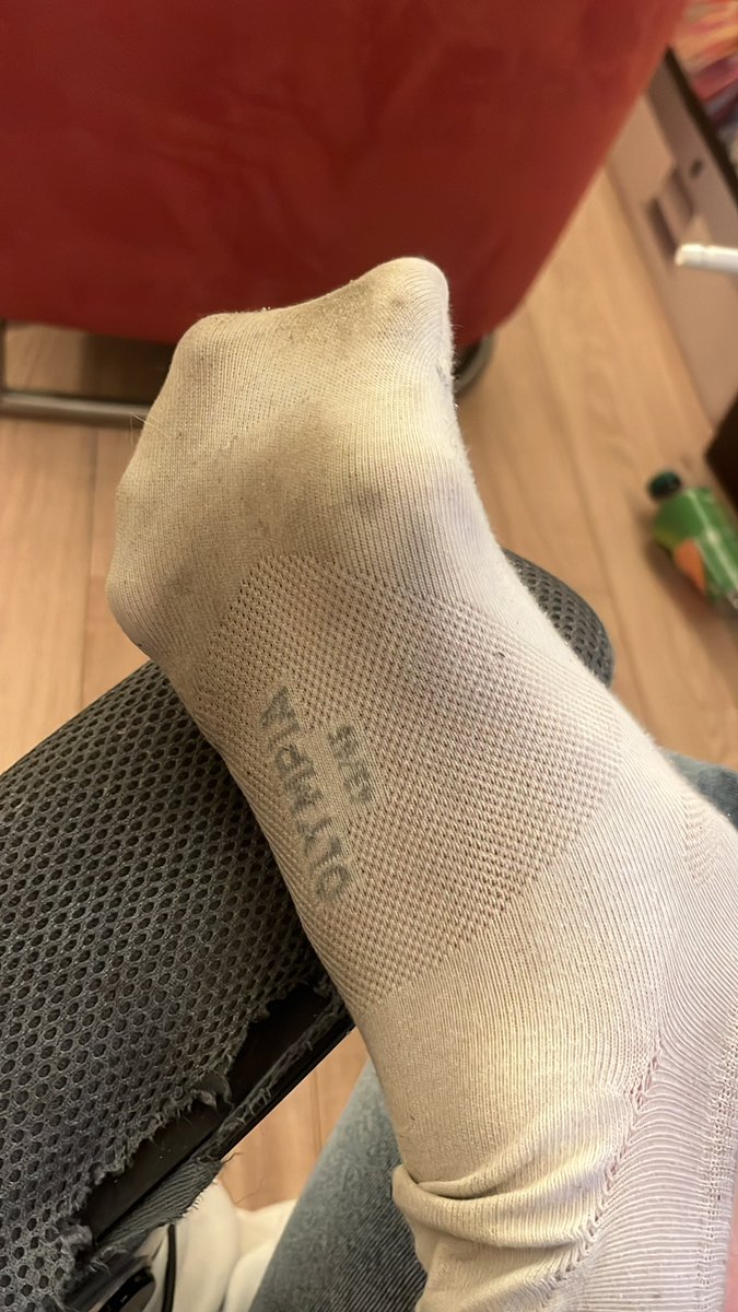 Jules_bde's tweet photo. Oh les soumis yen as pas un qui veux me manger les pieds la ?

#moneyslaves #feetfetısh #soumis #findom #feet https://t.co/4muymkIS7v