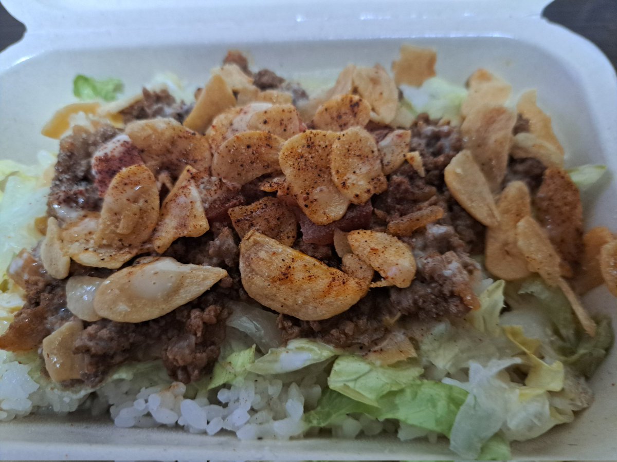 Shirasu_kid's tweet photo. お客さんから　#THEISLANDKITCHEN 　
タコス&amp;ガーリックタコスライス？の差し入れ～めちゃくちゃ楽しかった🐟️✨
地方のお土産🐟️✨
僕の命の素RB&amp;7★✨🐟️
帰ってガラガラ開けたら…吉田選手のラーメンが🐟️✨
差し入れありがとうございました🐟️
感謝🐟️感謝🐟️感謝🐟️
#しらすキッド https://t.co/rjIMvqUnv5