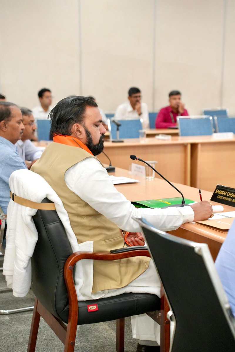 samrat4bjp's tweet photo. आज मुख्यमंत्री सचिवालय, पटना में नगर विकास एवं आवास विभाग की प्रशासनिक पदाधिकारीगण के साथ समीक्षात्मक बैठक की।

इस दौरान शहरी विकास से जुड़ी योजनाओं, आधारभूत संरचना के सुदृढ़ीकरण, स्वच्छता, जलापूर्ति एवं आवास योजनाओं की प्रगति की विस्तृत समीक्षा की गई तथा कार्यों में तेजी और पारदर्शिता सुनिश्चित करने हेतु आवश्यक दिशा-निर्देश दिए गए।

#NDA4Bihar #NewBihar #TransformingBihar