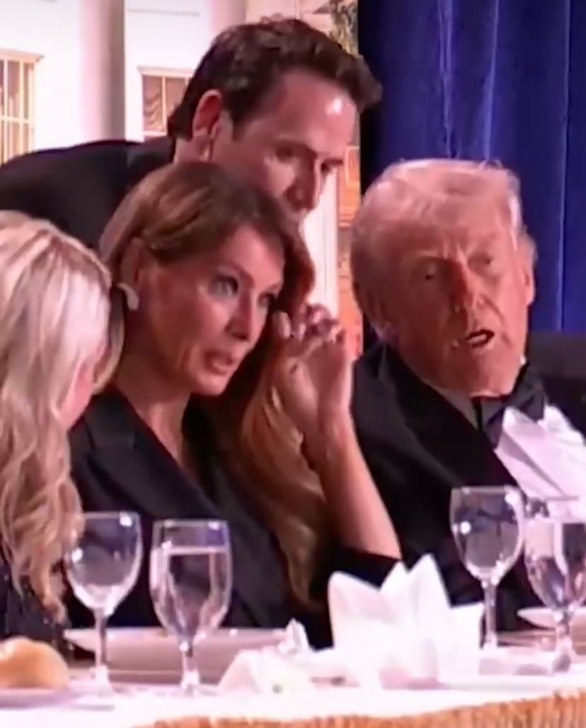 FalangaGiovanna's tweet image. "ah ah Donald m'hai fatto morì dal ridere co sta sceneggiata dell'attentato...me stà a colà il mascara"
#trump #midterm #attentato