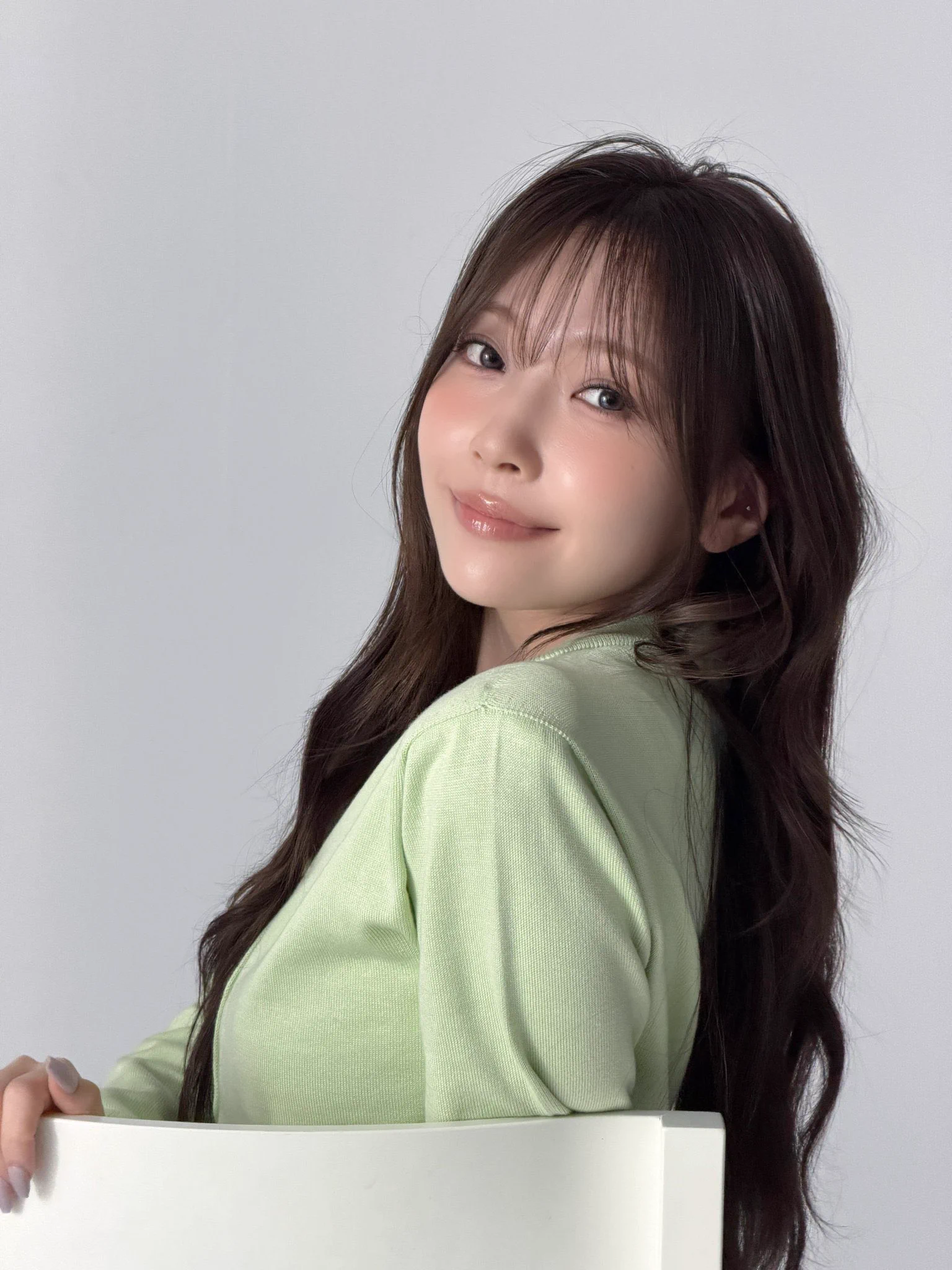 NiziU MAYUKAがファッション誌『cyan』で初ソロWカバー デビュー5年目