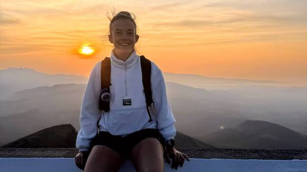 🇫🇷 Atteinte de la maladie de Crohn, Victoria s’élance pour un défi de 600 kilomètres en 15 jours, soit 15 marathons entre le Pays basque et la Vendée. 

À travers cette aventure sportive, elle mobilise autour des maladies inflammatoires de l’intestin et collecte des dons pour
