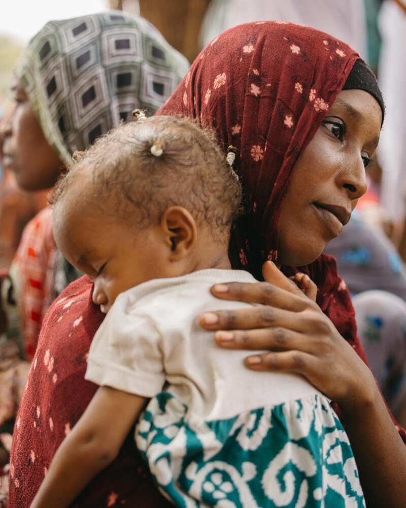 WorldVisionONG's tweet photo. 🧡 A veces, la esperanza cabe en el abrazo de una madre.

Hawa sostiene a Maab mientras da un paso más hacia la recuperación.
Gracias al acompañamiento nutricional comunitario de #WorldVision, Maab empieza a dejar atrás la desnutrición grave. https://t.co/COcbFhVzdf