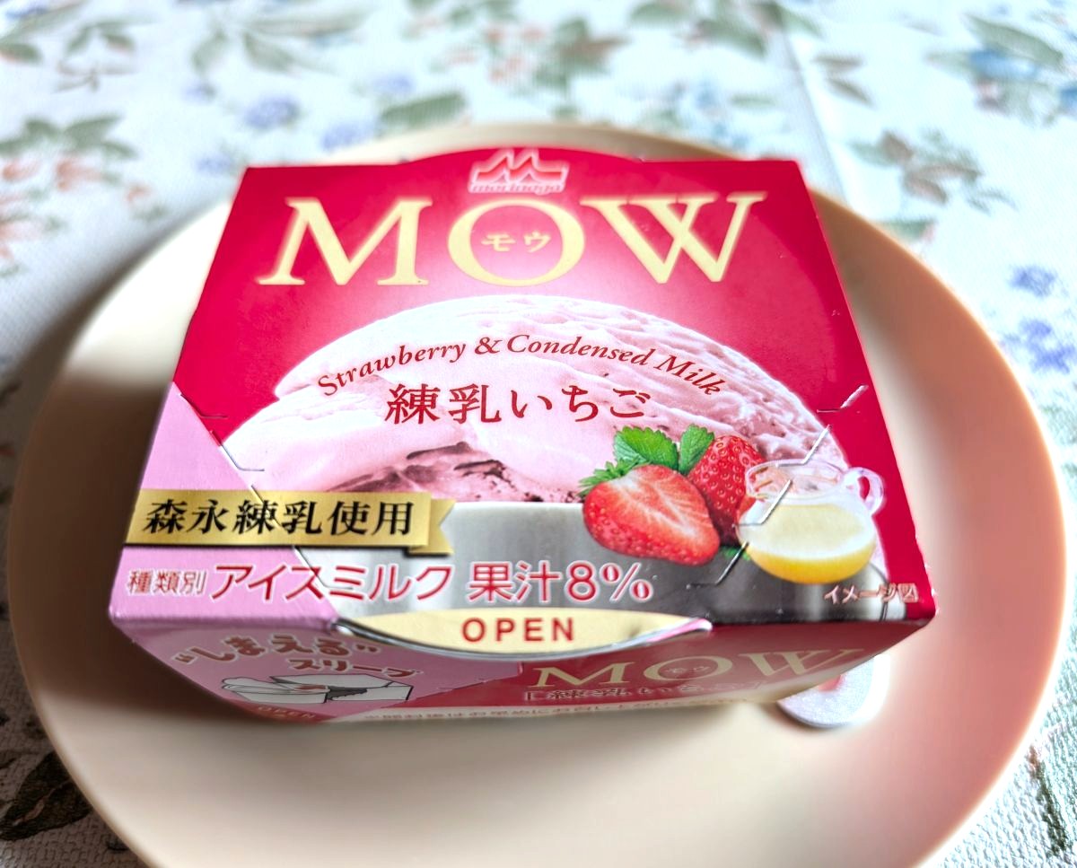 ojinui_nori's tweet image. いつ頃買っておいたやつだっけ…
「#MOW（#モウ）#練乳いちご🍓」 
今日これから気温が下がるみたいだから
その前に食べておこう😋

#森永乳業 #しまえるスリーブ #アイスクリーム 
#アイス #いちご #クズおじ