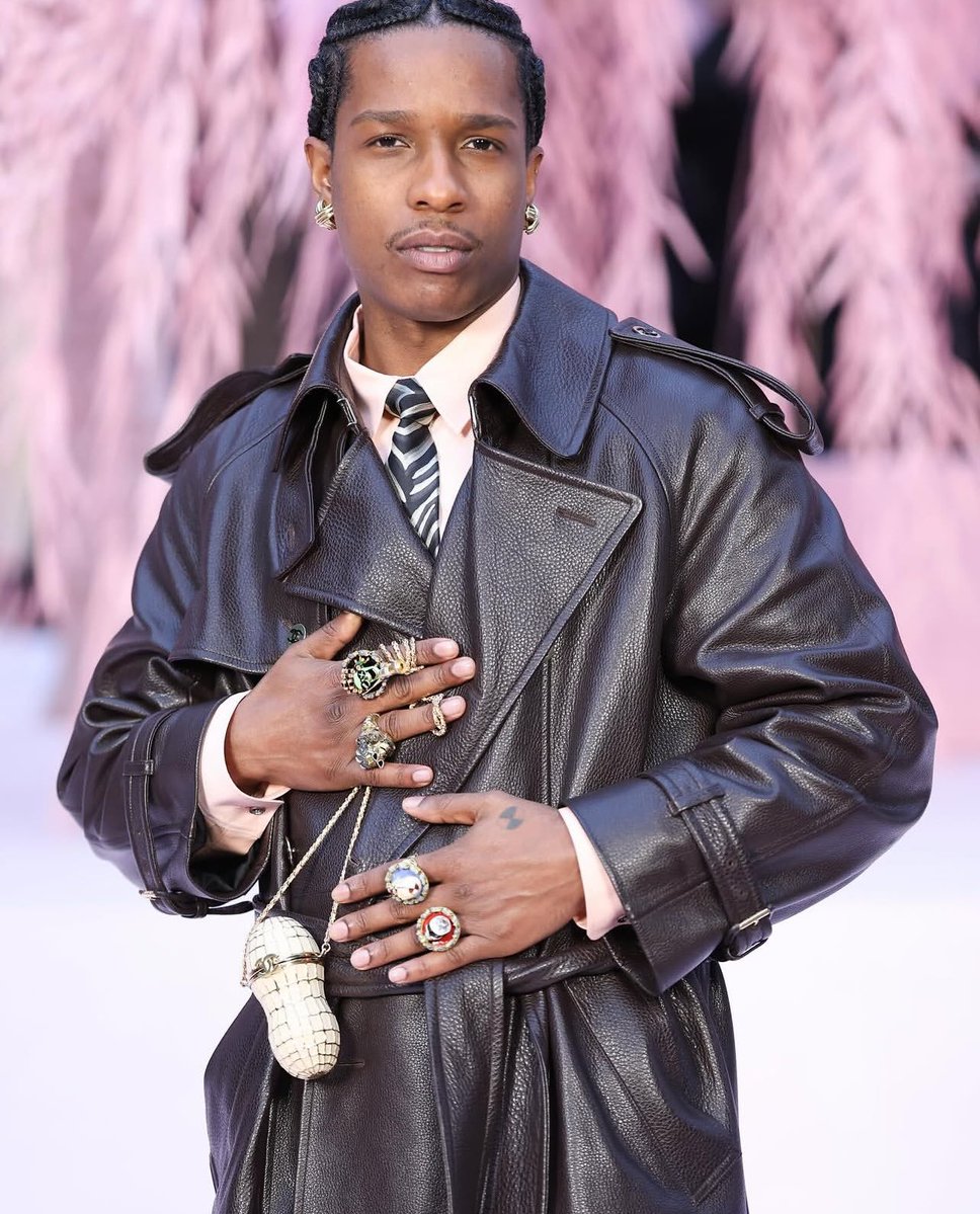 simonsaysdrip's tweet image. A$AP Rocky is taking Don’t Be Dumb beyond music with custom rings under PAVE NITEO — each piece inspired by characters from the album
set to drop via an upcoming auction 👀
#ASAPRocky #DontBeDumb