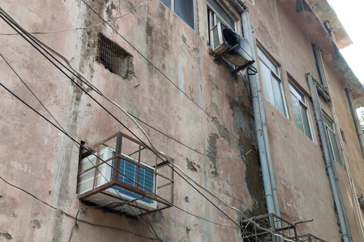 prabhatkhabar's tweet image. पटना: डाक बंगला स्थित SBI बिल्डिंग में AC डक्ट में आग लग गई. सूचना मिलते ही दमकल टीम मौके पर पहुंची और आग पर काबू पा लिया. शॉर्ट सर्किट से आग लगने की आशंका. राहत की बात, कोई बड़ा नुकसान नहीं हुआ.

 #Patna #FireIncident #FireSafety #prabhatkhabar