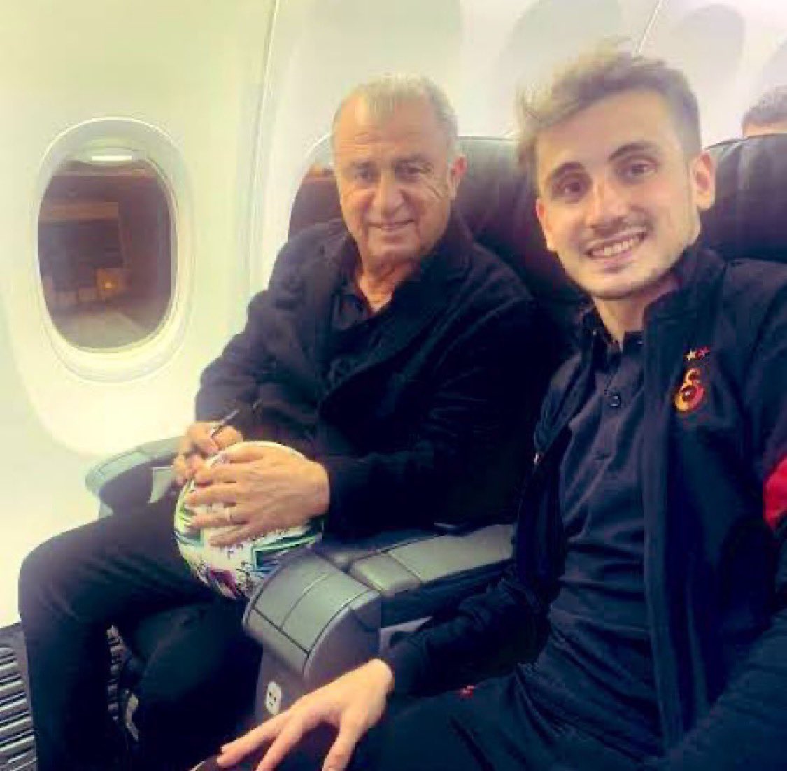 Seni 3. Lig’den alıp bugünlere getiren Fatih Terim’in fotoğrafını para uğruna sildin ya, senin yüzün gülmez Kerem Aktürkoğlu.