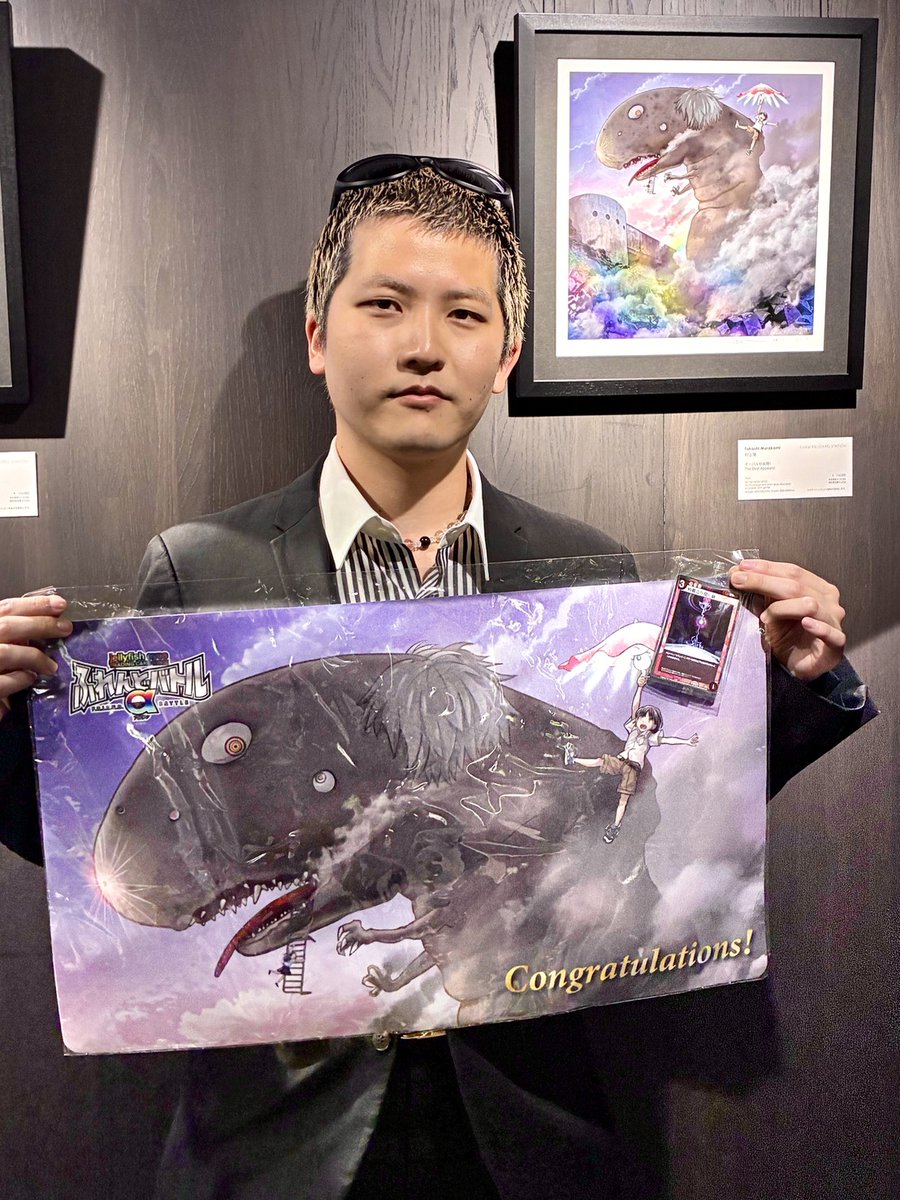 mememe_tcg's tweet photo. 【公式大会結果発表！📣】

カイカイキキ カード事業部のイノです。

先週末の公式大会・第2弾テスト体験会にご参加いただいた皆様、誠にありがとうございました。

公式大会で優勝を飾ったのは「にゃん選手」！
 おめでとうございます！🏆

今回にゃん選手が使用したのは「赤青ブロントくんデッキ」です。

従来フィニッシャーとして採用されていた「くらげ坊（変身）」に代わり、6コストの「しもん」を採用し、よりコントロール寄りの構成となっている点が特徴的でした。

選択肢が多く扱いは難しいものの、ドローと除去を駆使してゲームを支配したい方におすすめのデッキです。

第2弾のテスト体験会では、アップデートされた内容をご体験いただき、さまざまなご意見・ご感想をいただきました。

特に今回はカードイラストに関する反響が多く、「予想以上の仕上がり」や「どれも可愛く、集めてみたくなる」といったお声をいただけ、私も非常に嬉しく思いました。

改めまして、ご参加いただき誠にありがとうございました。

次回の公式イベントは、4月29日（水・祝）に交流会を開催いたします。

▼イベントの詳細・エントリーはこちら
 4月29日（水）14:00〜16:00（交流会）
➡️https://t.co/xzUyz1Xr9L

皆様のご参加をお待ちしております。

#めめめのくらげTCG
 #KaikaiKikiCARDSTATION
 #トレーディングカードゲーム
 #murakamiflower