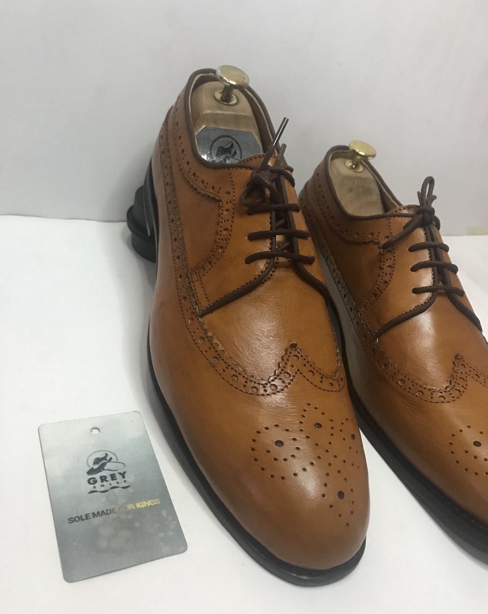 Greysoles_'s tweet image. At least change color 😅 no be everyday black 😂  

Fresh styles in different colors to switch up your look 🔥  
Budget-friendly too, just 50,000-55,000 only 

Available in all sizes ✅  

#greysoles #StyleUpgrade #ColorDrip #AffordableFashion #NaijaStyl