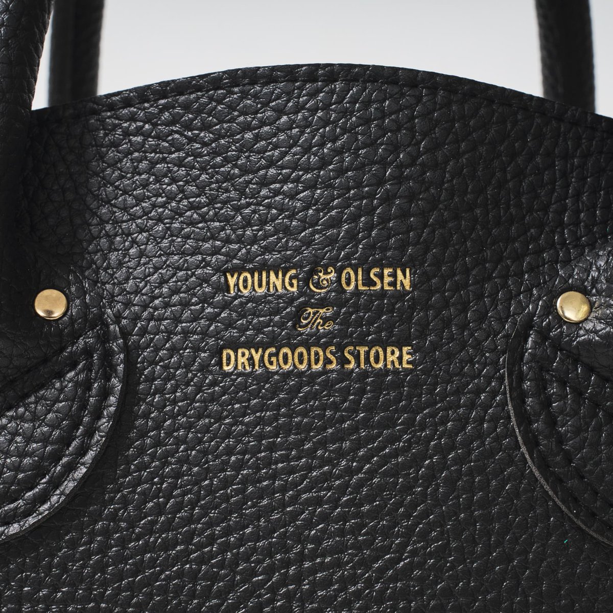storetkj's tweet image. 《新着》YOUNG &amp;amp; OLSEN The DRYGOODS STORE BELTED TOTE BAG BOOK
🔗tkj.jp/book/?cd=TD078…
-
大人気「ヤングアンドオルセン」のバッグ付きブランドムック新作は、ベルトデザインがおしゃれなレザー調トートバッグ🖤✨
人気の「BELTED TOTE」をベースに、機能性をプラスした本誌限定デザインです！