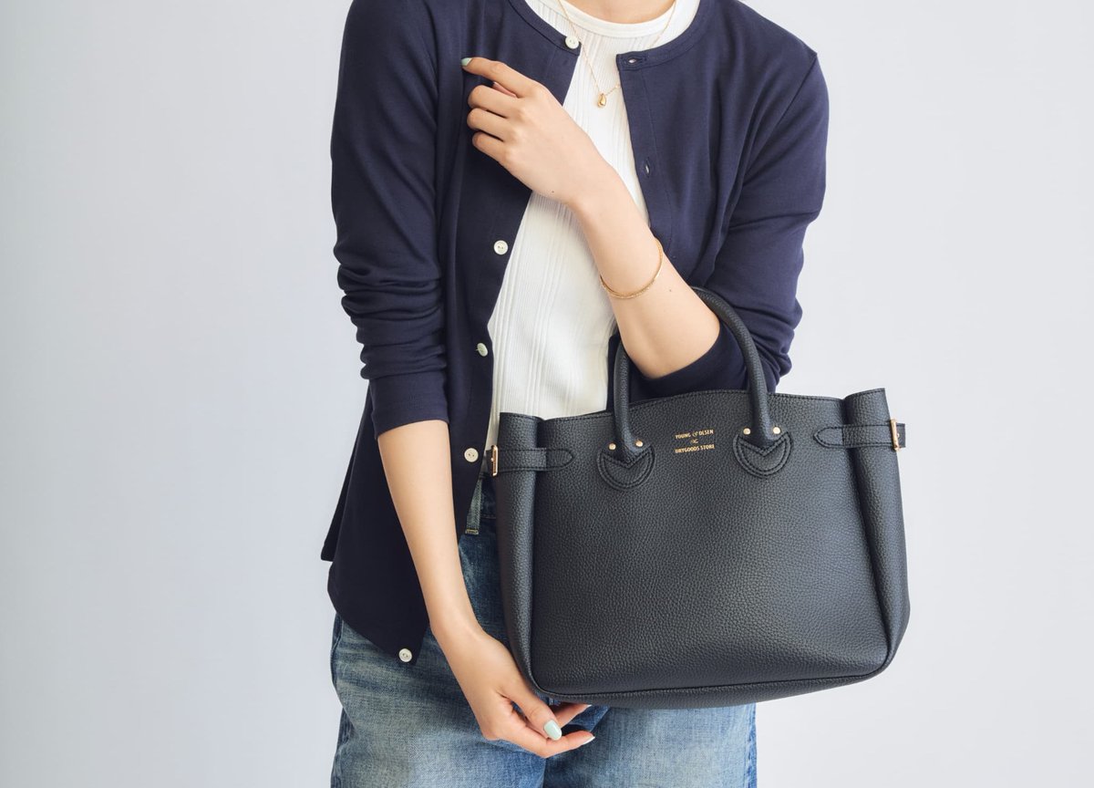 storetkj's tweet image. 《新着》YOUNG &amp;amp; OLSEN The DRYGOODS STORE BELTED TOTE BAG BOOK
🔗tkj.jp/book/?cd=TD078…
-
大人気「ヤングアンドオルセン」のバッグ付きブランドムック新作は、ベルトデザインがおしゃれなレザー調トートバッグ🖤✨
人気の「BELTED TOTE」をベースに、機能性をプラスした本誌限定デザインです！